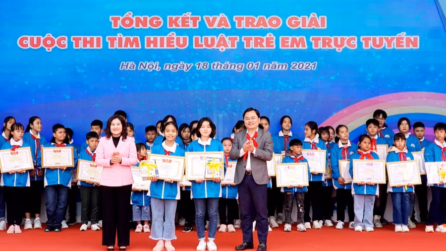 Các thí sinh nhận giải Nhất.
