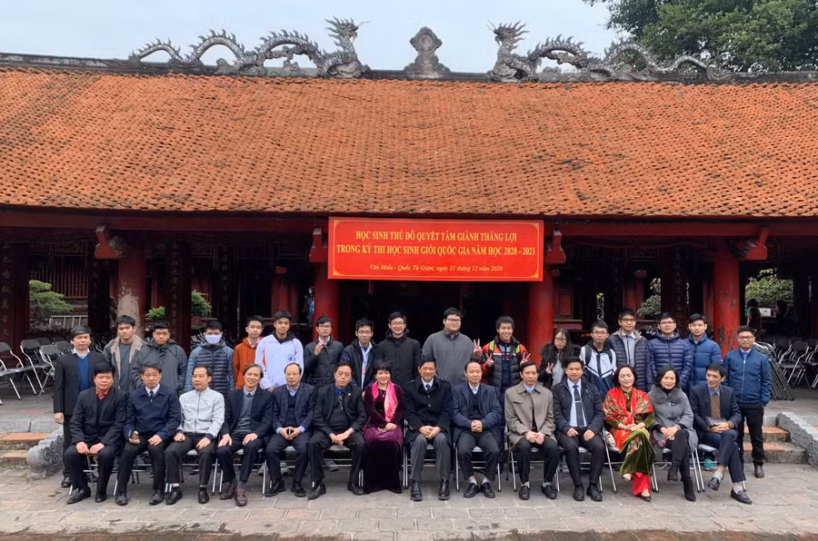 Đội tuyển học sinh giỏi Hà Nội (môn Toán) tham dự kì thi chọn học sinh giỏi quốc gia.