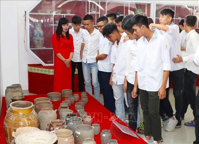 Học sinh Hưng Yên tìm hiểu về di tích lịch sử