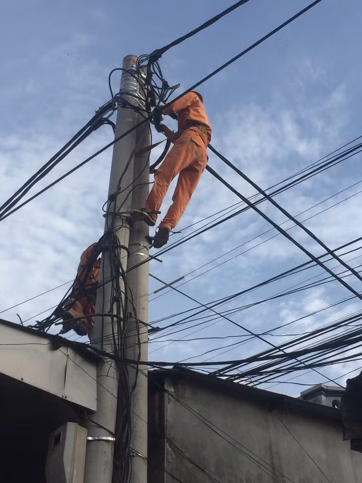 Công nhân điện lực Thường Tín xử lý sự cố điện.