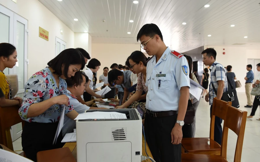 Đại diện đơn vị được thanh tra ký biên bản công bố quyết định thanh tra. (Ảnh: BHXH Hà Nội)