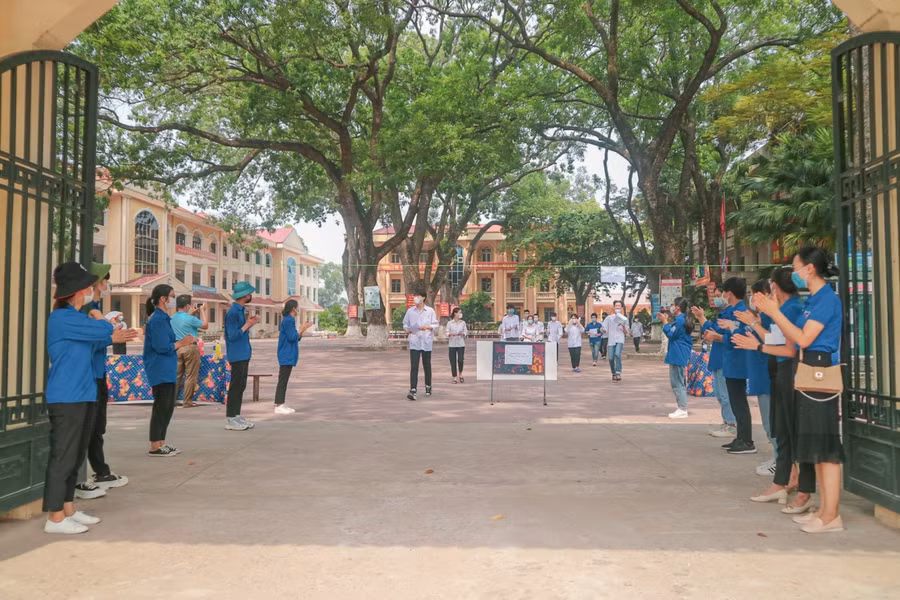 Mặc dù thời tiết nắng nóng những tình nguyện viên vẫn tiếp sức cho thí sinh hoàn thành tốt các bài thi trong ngày đầu của kỳ thi.