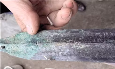 Cổ kiếm thời Chiến quốc nguyên vẹn trong lòng đất