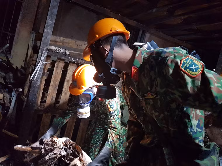 Các lực lượng tiến hành thu gom vật liệu, rác thải, vận chuyển đi xử lý.