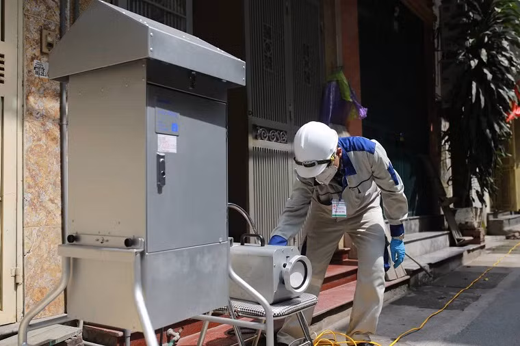 Sử dụng thiết bị quan trắc, cảnh báo môi trường.