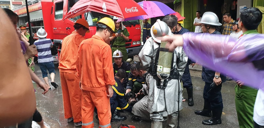 Lực lượng chức năng kịp thời cứu người đàn ông mắc kẹt trong đám cháy.