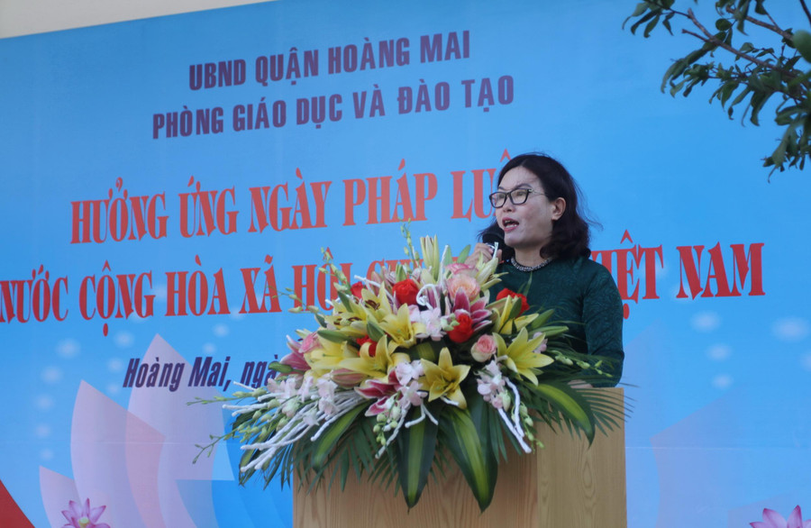 Bà Trương Thu Hà - Phó trưởng phòng GD&ĐT quận Hoàng Mai phát động hưởng ứng Ngày Pháp luật nước Cộng hòa xã hội chủ nghĩa Việt Nam năm 2022. Bà Trương Thu Hà - Phó trưởng phòng GD&ĐT quận Hoàng Mai phát động hưởng ứng Ngày Pháp luật nước Cộng hòa xã hội chủ nghĩa Việt Nam năm 2022.