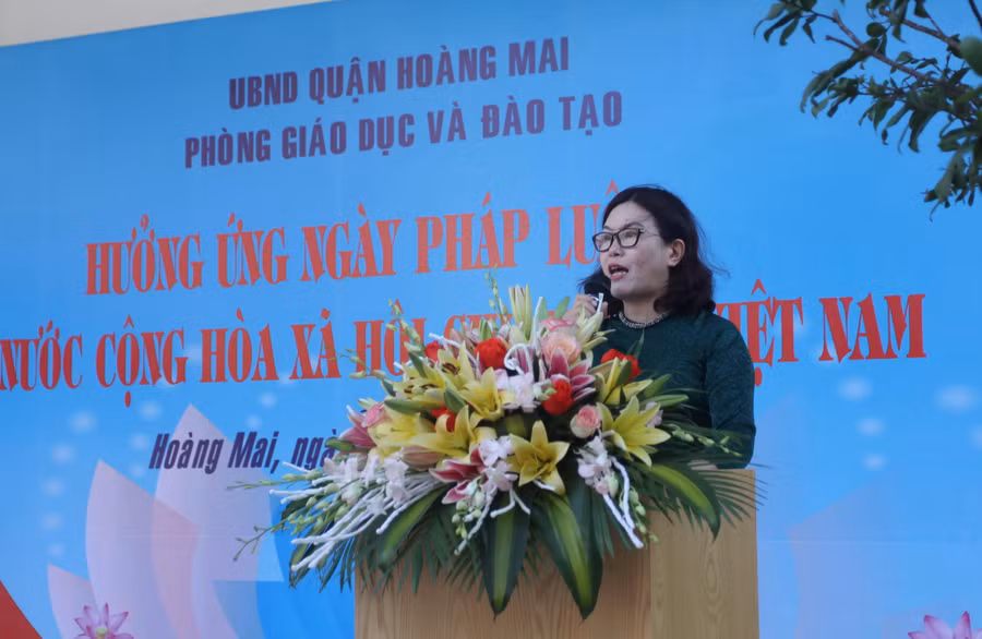 Bà Trương Thu Hà - Phó trưởng phòng GD&amp;ĐT quận Hoàng Mai phát động hưởng ứng Ngày Pháp luật nước Cộng hòa xã hội chủ nghĩa Việt Nam năm 2022.