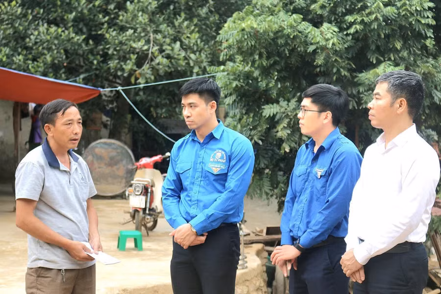 Đoàn công tác thăm hỏi bà con bị lũ quét