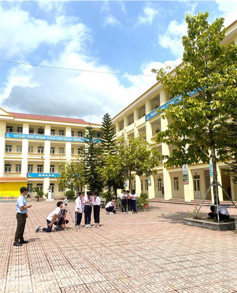 Giờ học toán trên sân trường của thầy Hoàn Giờ học toán trên sân trường của thầy Hoàn