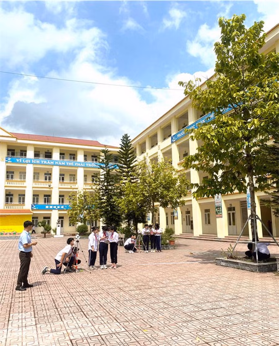 Giờ học toán trên sân trường của thầy Hoàn