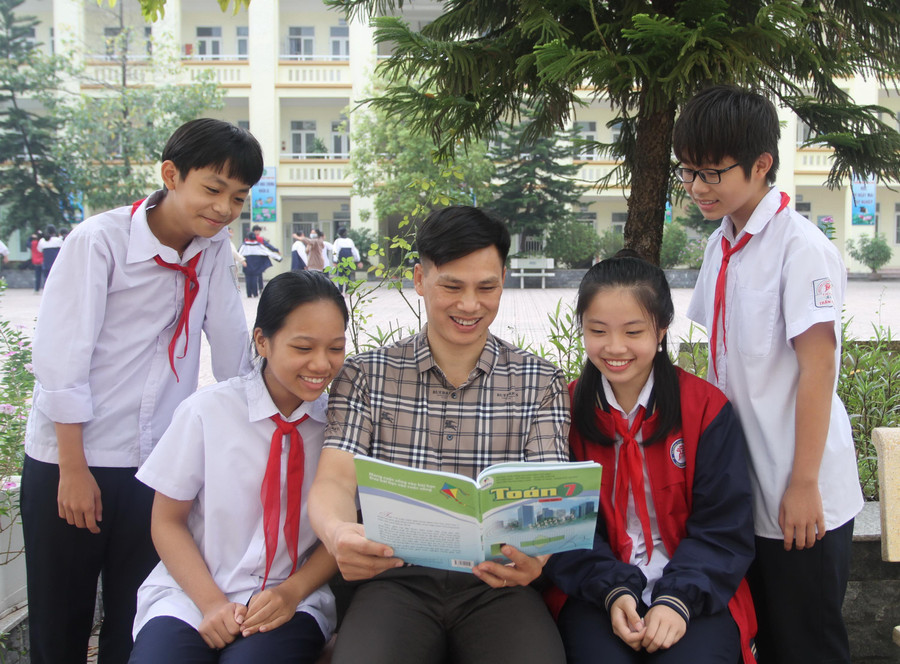 Nhờ tâm huyết sáng tạo, thầy Hoàn đã đạt được nhiều thành tích Nhờ tâm huyết sáng tạo, thầy Hoàn đã đạt được nhiều thành tích