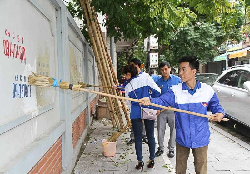 Các đoàn viên thanh niên quét vôi làm sạch các khu phố trên địa bàn thành phố Thanh Hóa.