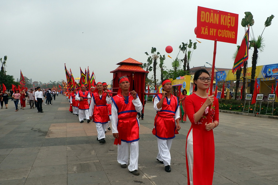 Đoàn rước kiệu của các xã, phường, thị trấn vùng ven Khu di tích lịch sử đền Hùng. Đoàn rước kiệu của các xã, phường, thị trấn vùng ven Khu di tích lịch sử đền Hùng.