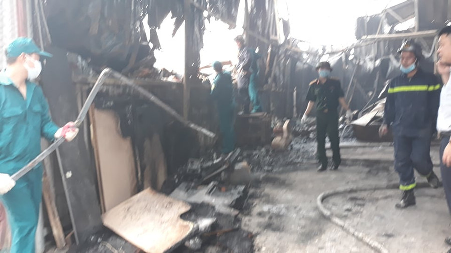 Lực lượng chức năng chữa cháy tại hiện trường...