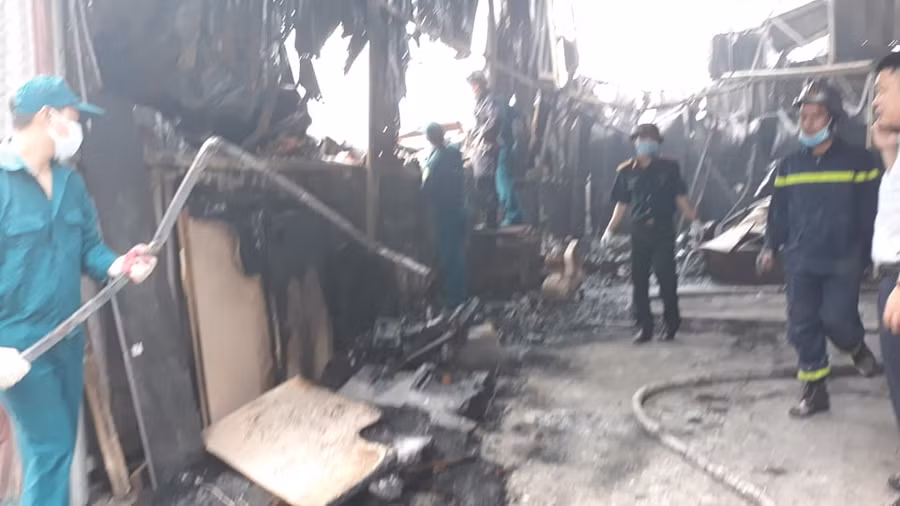 Lực lượng chức năng chữa cháy tại hiện trường...