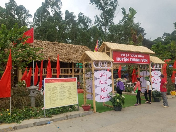 ...đến những ngôi nhà sàn, mang đậm nét độc đáo của vùng cao huyện Thanh Sơn...