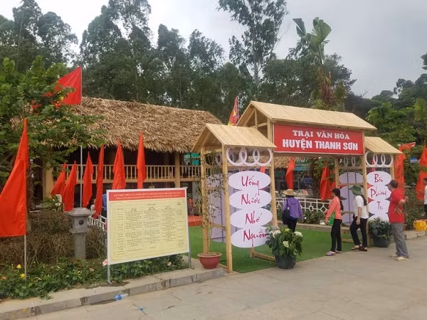 ...đến những ngôi nhà sàn, mang đậm nét độc đáo của vùng cao huyện Thanh Sơn...