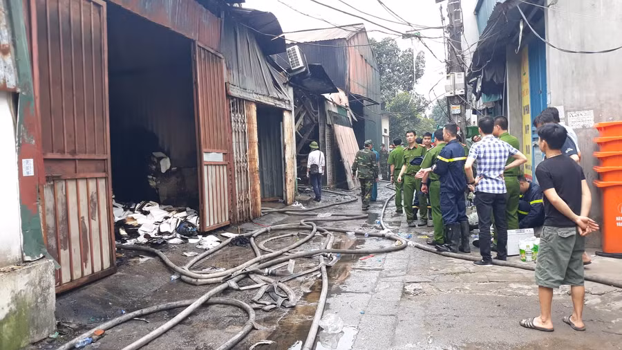 Lên thăm người thân, 3 mẹ con tử vong trong vụ cháy kho xưởng ở Trung Văn.