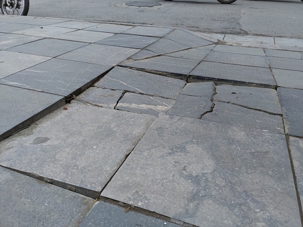 Nhiều địa điểm, hàng chục viên đá lát trên vỉa hè đã vỡ, gãy thành nhiều mảnh hoặc cập kênh, gây khó khăn cho người đi bộ... Nhiều địa điểm, hàng chục viên đá lát trên vỉa hè đã vỡ, gãy thành nhiều mảnh hoặc cập kênh, gây khó khăn cho người đi bộ...