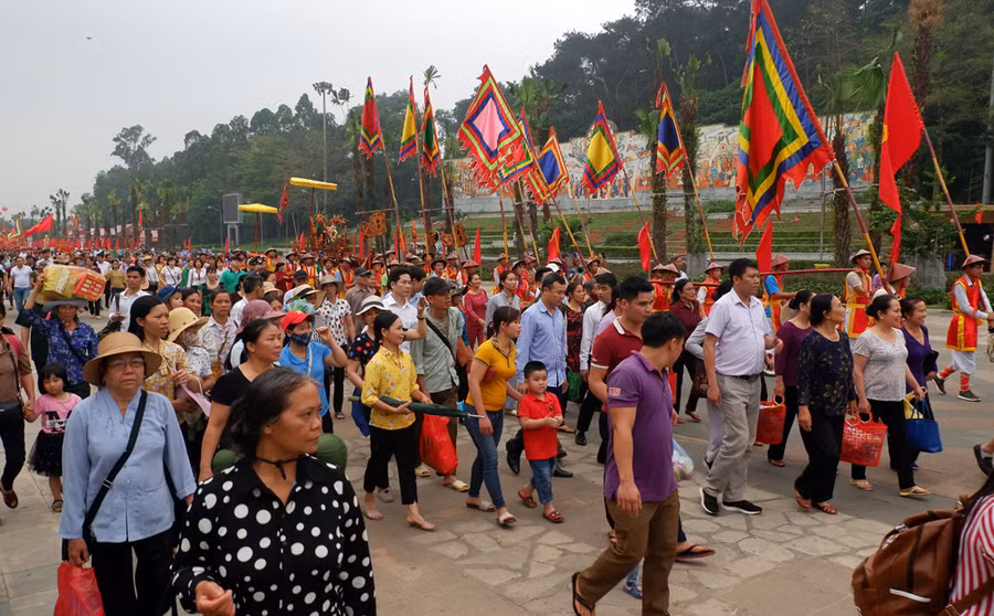 Rất đông người dân Phú Thọ và du khách từ mọi ngả đang đổ về Đền Hùng dự lễ Giỗ Tổ Hùng Vương.