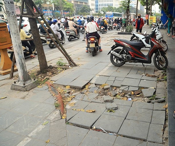 Tại đường Nguyễn Trãi, Trần Phú, Nguyễn Chí Thanh, Trần Duy Hưng được lát đá vỉa hè bền vững 50 - 70 năm nhưng đã bị vỡ nát, bong tróc hàng loạt. Tại đường Nguyễn Trãi, Trần Phú, Nguyễn Chí Thanh, Trần Duy Hưng được lát đá vỉa hè bền vững 50 - 70 năm nhưng đã bị vỡ nát, bong tróc hàng loạt.