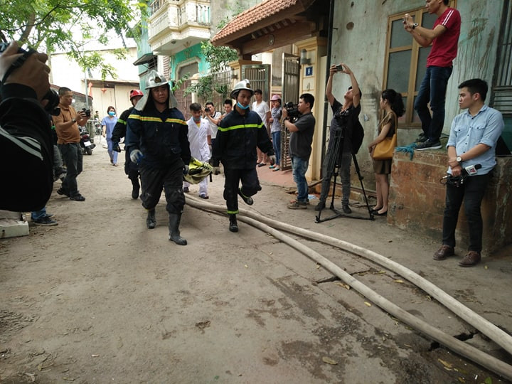 Nạn nhân thứ 7 được đưa ra khỏi hiện trường.