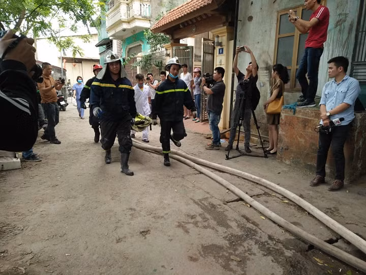 Nạn nhân thứ 7 được đưa ra khỏi hiện trường.