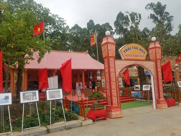 Tại hội trại xuất hiện từ những mẫu nhà mái ngói, hiện đại...