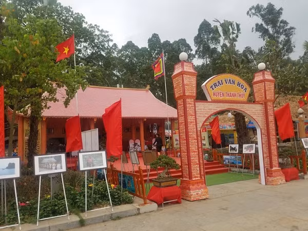 Tại hội trại xuất hiện từ những mẫu nhà mái ngói, hiện đại...