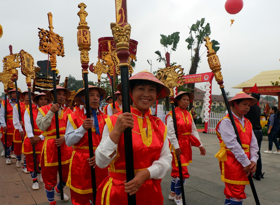 Không khí trang nghiêm, pha nét phấn khởi hiện rõ trên từng gương mặt của những người tham gia rước kiệu, cũng như du khách thập phương.