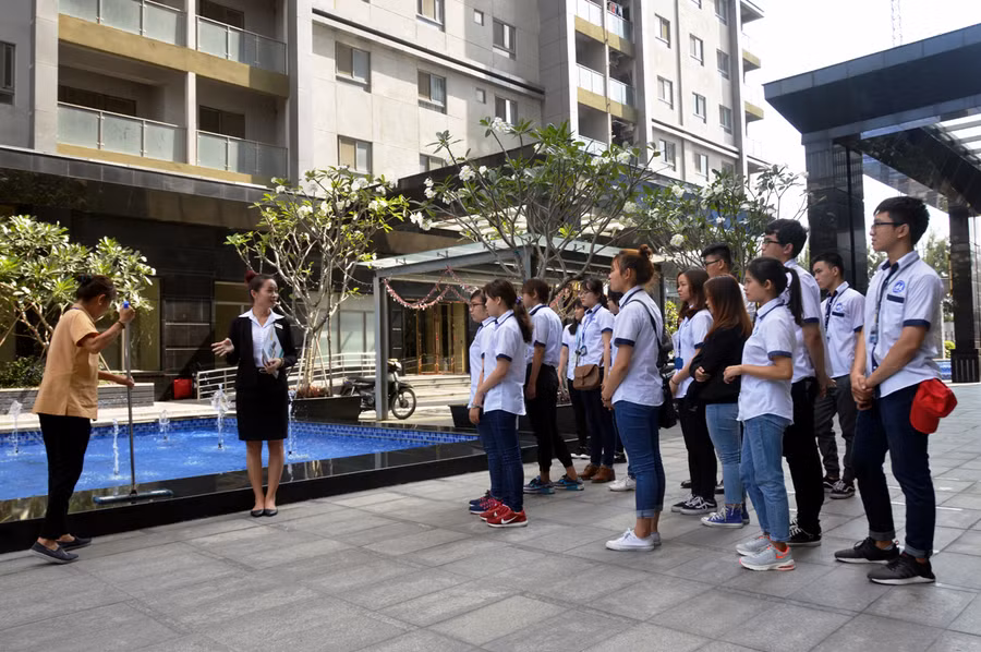 SV được giới thiệu về bộ phận tạp vụ tại Khu căn hộ Docklands Sài Gòn