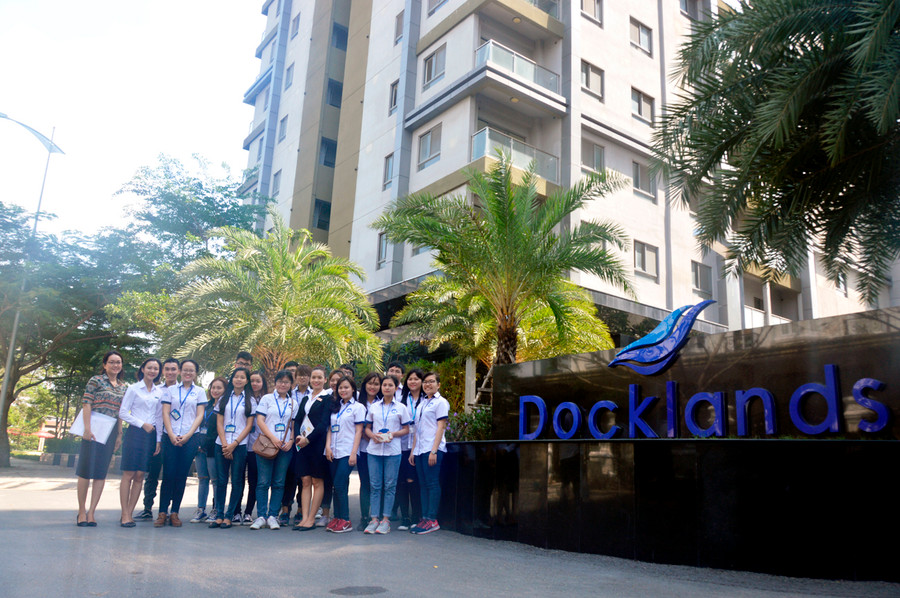 Chụp ảnh lưu niệm trước tòa nhà