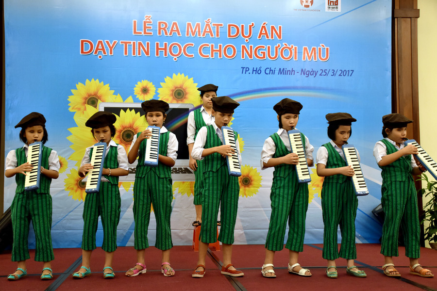 Tiết mục văn nghệ của các em HS khiếm thị Tiết mục văn nghệ của các em HS khiếm thị