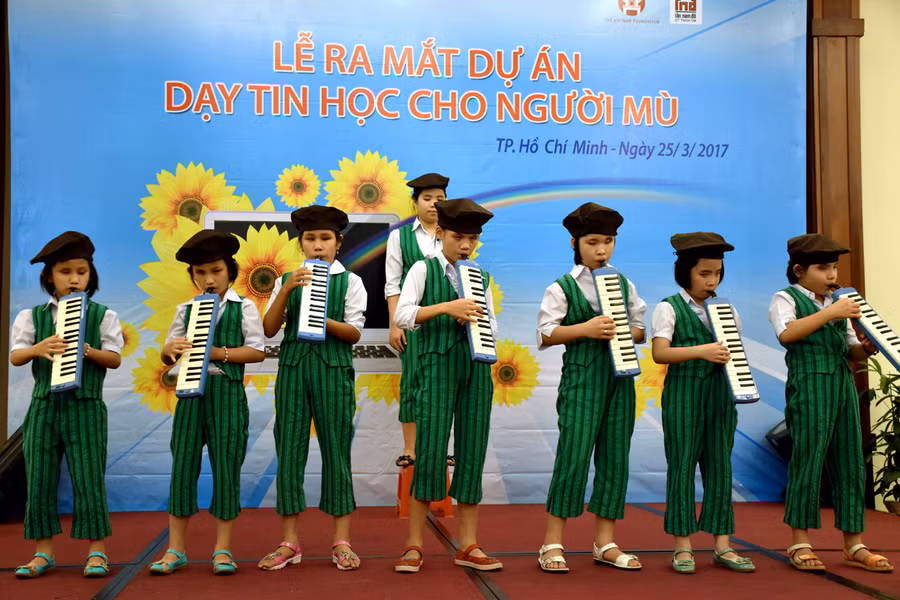 Tiết mục văn nghệ của các em HS khiếm thị