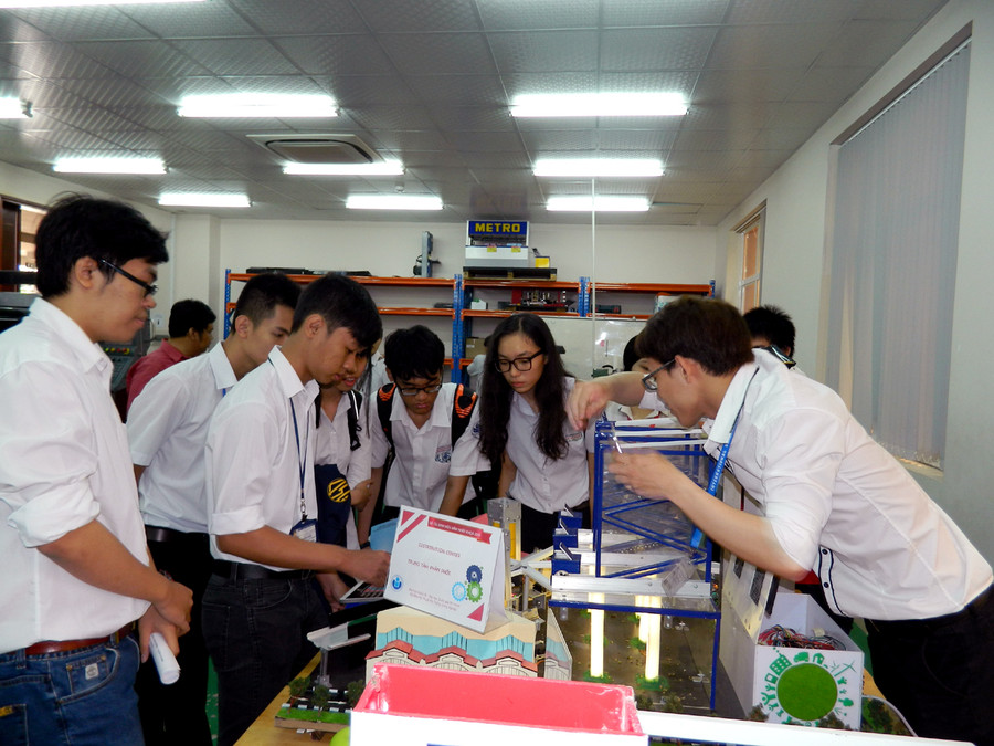 Các em HS hứng thú tím hiểu Mô hình phân phối tự động do SV năm 1 thực hiện. Các em HS hứng thú tím hiểu Mô hình phân phối tự động do SV năm 1 thực hiện.