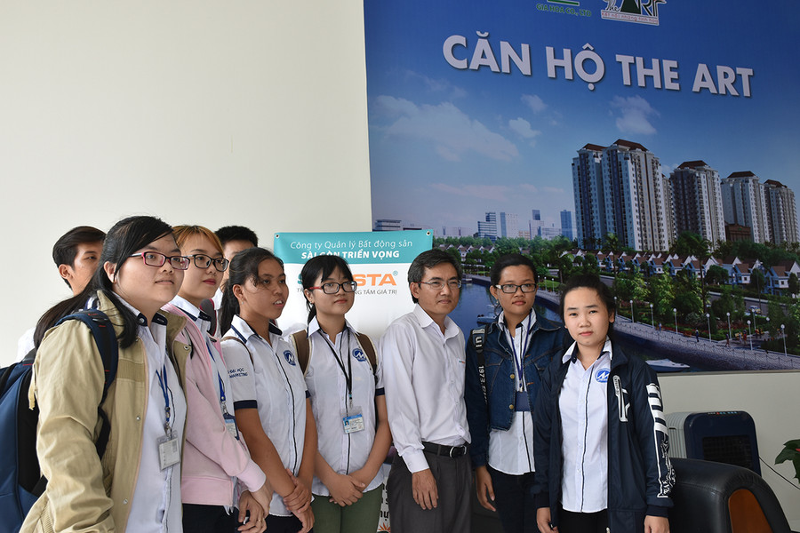 Ông Nguyễn Tiến Dũng - Tổng Giám đốc SAVISTA (thứ 3 từ phải qua) - chụp ảnh với các SV kiến kiến tập tại Khu căn hộ The Art