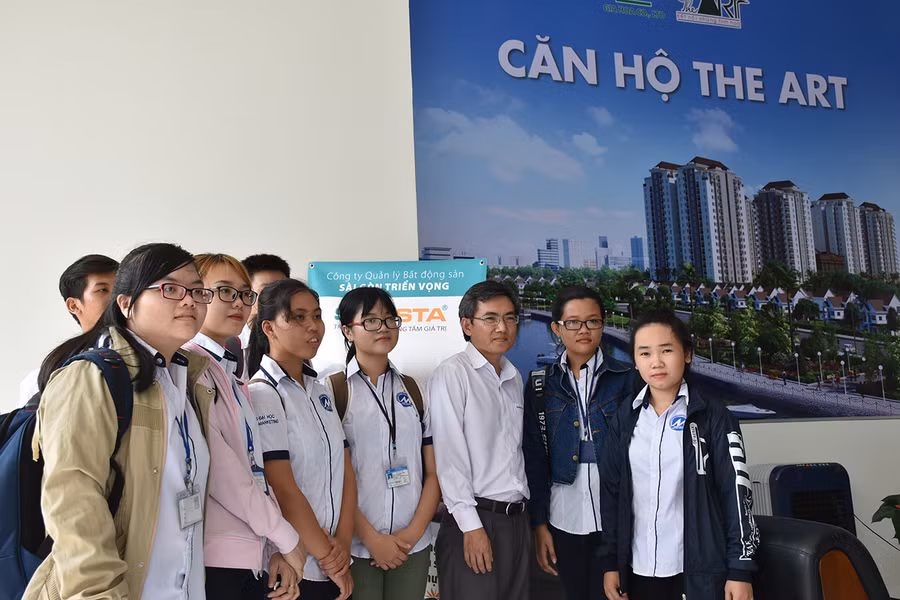 Ông Nguyễn Tiến Dũng - Tổng Giám đốc SAVISTA (thứ 3 từ phải qua) - chụp ảnh với các SV kiến kiến tập tại Khu căn hộ The Art