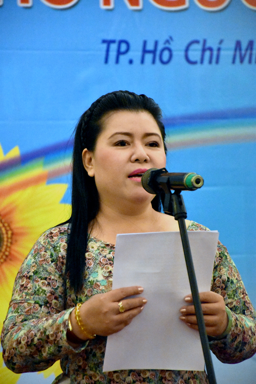 Bà Nguyễn Hướng Dương – Giám đốc Thư viện Sách nói dành cho người mù phát biểu tại buổi lễ Bà Nguyễn Hướng Dương – Giám đốc Thư viện Sách nói dành cho người mù phát biểu tại buổi lễ