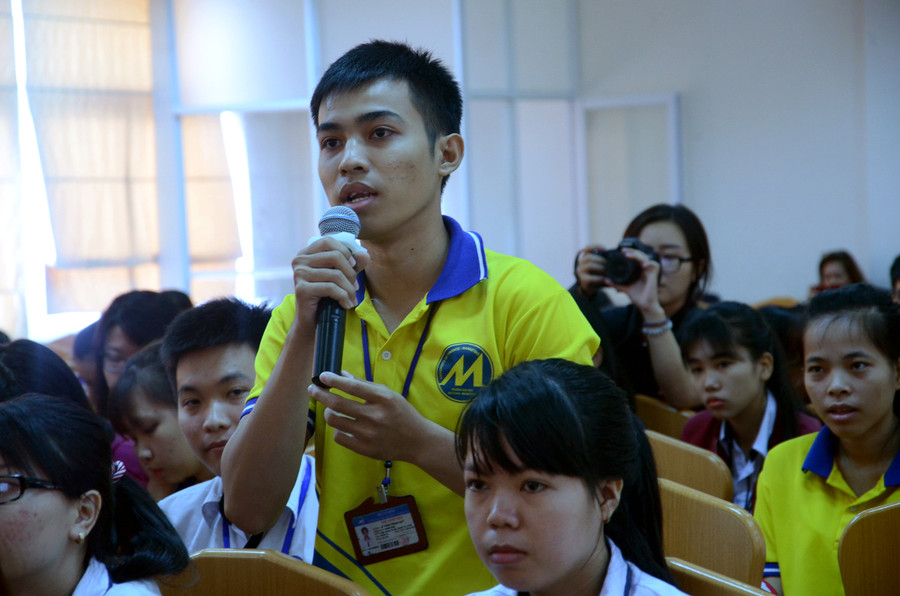 SV tham gia đặt câu hỏi nới các chuyên gia