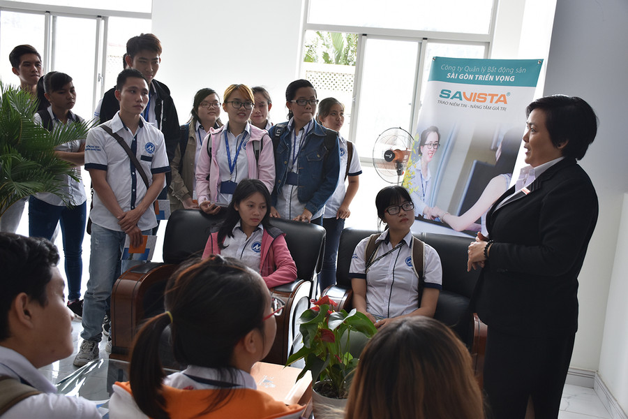 SV nghe giới thiệu về hệ thống tòa nhà
