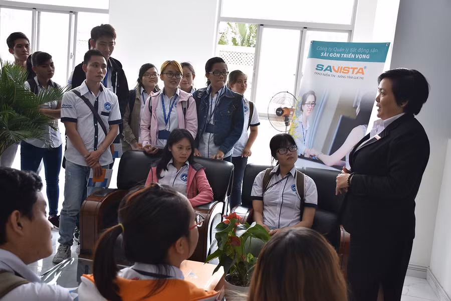 SV nghe giới thiệu về hệ thống tòa nhà