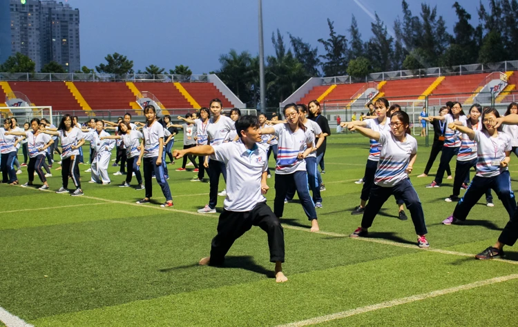 Các nữ sinh viên hào hứng tập luyện những thế võ đầu tiên