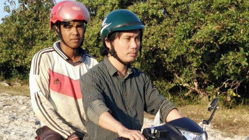 Thầy Ninh Văn Dậu chở học sinh trở về từ rẫy Thầy Ninh Văn Dậu chở học sinh trở về từ rẫy