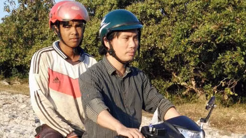 Thầy Ninh Văn Dậu chở học sinh trở về từ rẫy Thầy Ninh Văn Dậu chở học sinh trở về từ rẫy