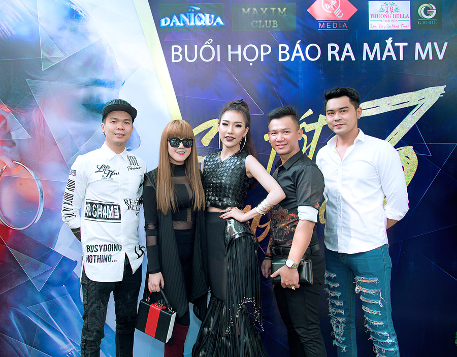 Bạn bè đến chúc mừng nữ ca sĩ ra mắt MV Bạn bè đến chúc mừng nữ ca sĩ ra mắt MV