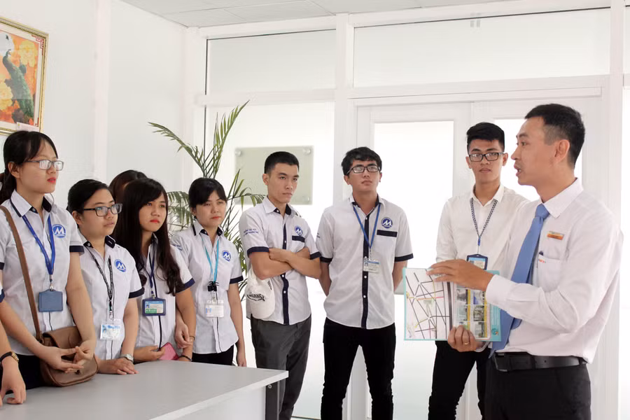 SV nghe giới thiệu về hệ thống tòa nhà