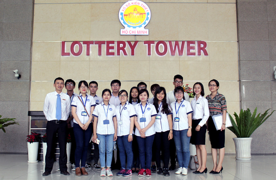 Chụp ảnh lưu niệm tại tòa nhà