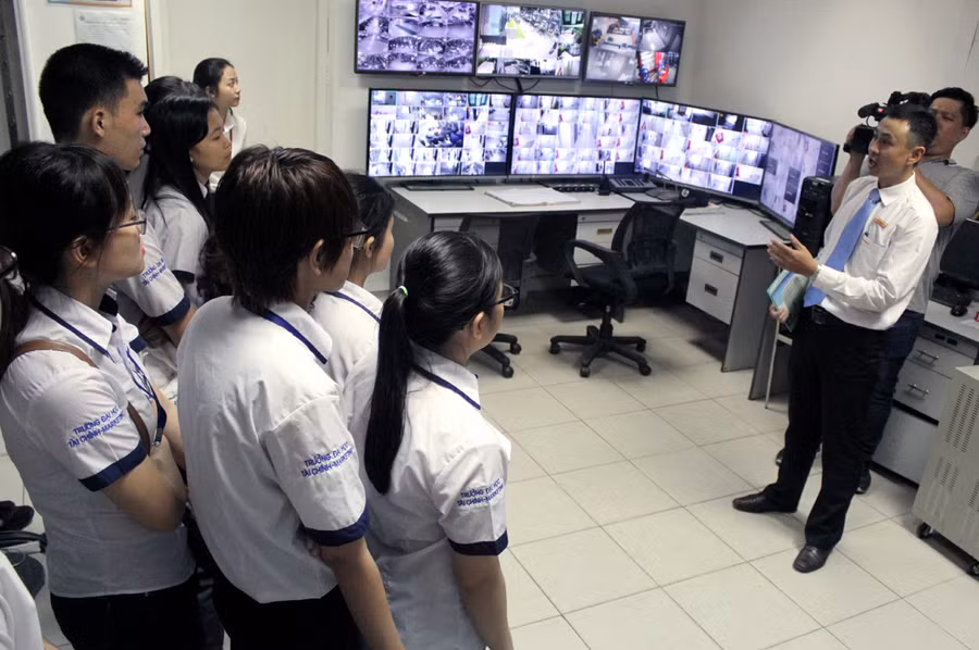 SV tìm hiểu hệ thống camera quản lý tại Tòa nhà văn phòng Lottery Tower