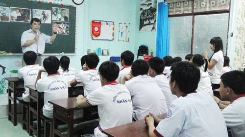 Tiết thỉnh giảng môn GDCD của thầy Trần Tuấn Anh (Trường THCS Bạch Đằng, Q.3, TPHCM) tại Trường THPT tư thục Nhân Việt. Đây là một trong những giáo viên có sáng tạo trong giảng dạy môn học này Tiết thỉnh giảng môn GDCD của thầy Trần Tuấn Anh (Trường THCS Bạch Đằng, Q.3, TPHCM) tại Trường THPT tư thục Nhân Việt. Đây là một trong những giáo viên có sáng tạo trong giảng dạy môn học này